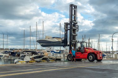 Sa Rapita, İspanya; Ekim 07 2021: Bakım amaçlı teknelere ev sahipliği yapan metal yapı, onları taşıyacak bir forkliftin en altında. Eğlence amaçlı denizaltı teknelerinin tamiri. Sa Rapita, Mallorca Adası, İspanya