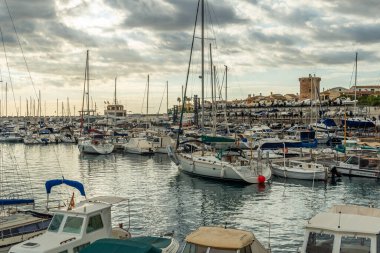 Sa Rapita, İspanya; Ekim 07 2021: Bulutlu bir sonbahar gününde gün batımında Mallorcan 'ın Sa Rapita kasabasının marinasının genel manzarası. Mallorca Adası, İspanya