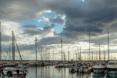 Sa Rapita, İspanya; Ekim 07 2021: Bulutlu bir sonbahar gününde gün batımında Mallorcan 'ın Sa Rapita kasabasının marinasının genel manzarası. Mallorca Adası, İspanya