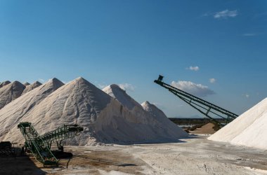 Güneşli bir günde gün batımında tuz fabrikasında tuz dağları. Mallorca Adası, İspanya