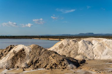 Tuz fabrikası Flor de Sal Des Trenc 'in genel manzarası güneşli bir öğleden sonra. İspanya 'nın Mallorca adasının güneyinde yer almaktadır.