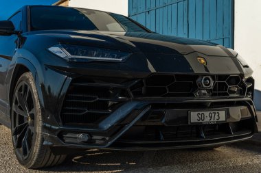 Colonia de Sant Jordi, İspanya; 11 Ekim 2021: Bir Lamborghini Urus 'un yakın çekimi, siyah model 2021, alacakaranlıkta sokağa park edilmiş. Mallorca Adası, İspanya