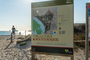 Es Trenc, İspanya; Ekim 07 2021: Katalan dilinde yazılmış Es Trenc Salobrar de Campos doğal parkına hoş geldiniz işareti. Mallorca Adası, İspanya
