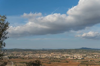 Güneşli bir günde, gün batımında Porreres kasabasının hava manzarası. Mallorca Adası, İspanya