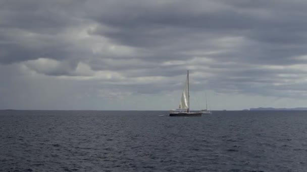 Földközi Tenger Tengerpartja Naplementekor Felhőkkel Egy Hajóval Vizein Lassított Felvételen — Stock videók