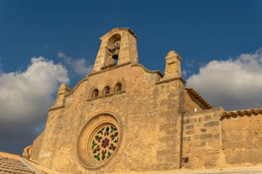 Gün batımında Monti-sion Manastırı. Kilisenin ana cephesi. Mallorca Adası, İspanya