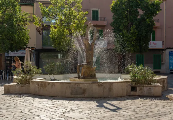 Inca, İspanya; 18 Ekim 2021: Majorcan 'ın İnka kentinin merkez caddesinde bir su çeşmesi, antropomorfik bir heykel ile. Mallorca Adası, İspanya