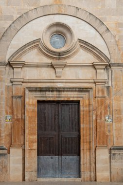 İspanya 'nın Mallorcan şehri Santanyi' deki kilisenin ana cephesi.