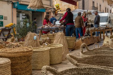 Santanyi, İspanya; 23 Ekim 2021: Mallorca adasından geleneksel hasır sepetler satan kuruluş, arka planda muhallebiciler, odak dışı