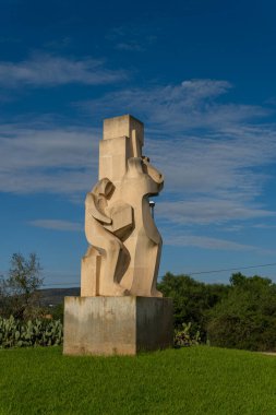 Santanyi, İspanya; 23 Ekim 2021: Taş heykel, gün batımında Majorcan kasabası Santanyi 'nin trafik çemberine yerleştirildi.