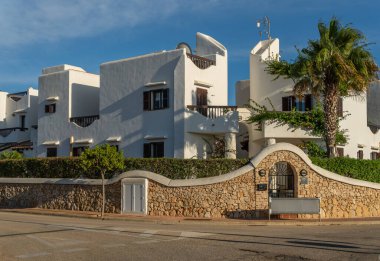 Cala dOr, İspanya; 23 Ekim 2021: Beyaz mimarili turizm sitesi, Cala dOr, gün batımında