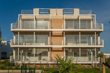 Cala dOr, İspanya; 23 Ekim 2021: Günbatımında Cala dOr turizm beldesinde, inşaat halindeki beyaz mimarili turist yerleşkesi