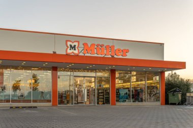 Campos, İspanya; 25 Ekim 2021: Muller süpermarket ve eczane zincirinin ön cephesi, İspanya 'nın başkenti Campos' ta güneş doğarken kapandı.