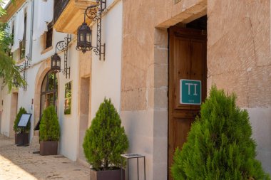 Campos, İspanya; 25 Ekim 2021: Gündoğumunda Sa Creu Nova Petit Palais Sanat ve Spa kentsel lüks otelinin ana cephesi. Campos, Mallorca Adası, İspanya