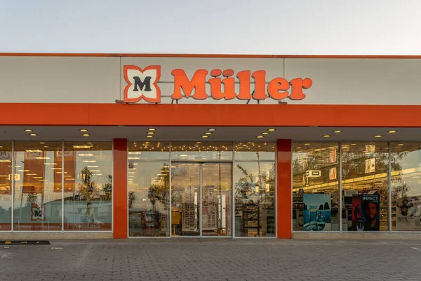 Campos, İspanya; 25 Ekim 2021: Muller süpermarket ve eczane zincirinin ön cephesi, İspanya 'nın başkenti Campos' ta güneş doğarken kapandı.
