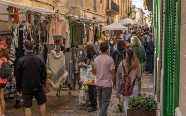 Porreres, İspanya; 31 Ekim 2021: 31 Ekim 'de Majorcan' ın Porreres kentinde düzenlenen yıllık sonbahar festivali. Ana caddedeki turistlerin genel manzarası, kabinler ve insanlarla dolu kafe terasları