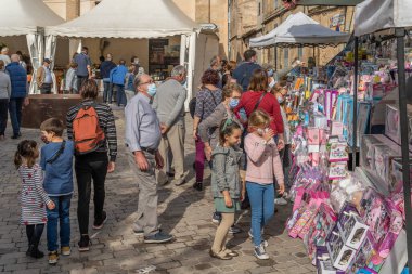 Porreres, İspanya; 31 Ekim 2021: 31 Ekim 'de Majorcan' ın Porreres kentinde düzenlenen yıllık sonbahar festivali. Çocuklar için geleneksel oyuncaklar satarak oyalamak, insanların satın aldığı ve baktığı eşyalar