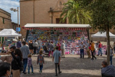Porreres, İspanya; 31 Ekim 2021: 31 Ekim 'de Majorcan' ın Porreres kentinde düzenlenen yıllık sonbahar festivali. Çocuklar için geleneksel oyuncaklar satarak oyalamak, insanların satın aldığı ve baktığı eşyalar