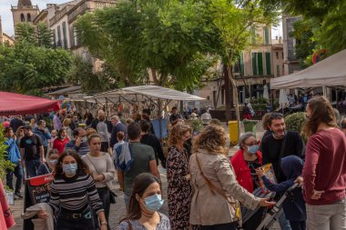 Porreres, İspanya; 31 Ekim 2021: 31 Ekim 'de Majorcan' ın Porreres kentinde düzenlenen yıllık sonbahar festivali. Ana caddedeki turistlerin genel manzarası, kabinler ve insanlarla dolu kafe terasları