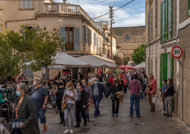 Porreres, İspanya; 31 Ekim 2021: 31 Ekim 'de Majorcan' ın Porreres kentinde düzenlenen yıllık sonbahar festivali. Ana caddedeki turistlerin genel manzarası, kabinler ve insanlarla dolu kafe terasları