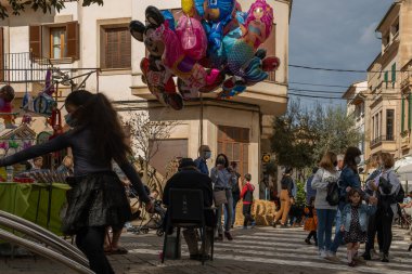 Porreres, İspanya; 31 Ekim 2021: 31 Ekim 'de Majorcan' ın Porreres kentinde düzenlenen yıllık sonbahar festivali. Ana caddedeki turistlerin genel görüntüsü, çocuk balonları insanlarla birlikte duruyor.
