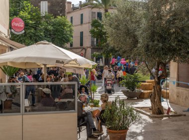 Porreres, İspanya; 31 Ekim 2021: 31 Ekim 'de Majorcan' ın Porreres kentinde düzenlenen yıllık sonbahar festivali. Ana caddedeki turistlerin genel manzarası, kabinler ve insanlarla dolu kafe terasları