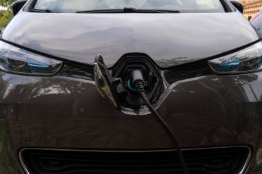 Porreres, İspanya; 31 Ekim 2021: Koyu renkli bir Renault elektrikli otomobilin yakın çekimi. Otomotiv endüstrisinde yenilenebilir enerji