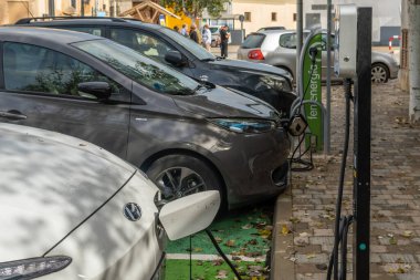 Porreres, İspanya; 31 Ekim 2021: Beyaz renkli Hyundai elektrikli otomobilin yakın çekimi, şarj noktasında şarj ediliyor. Otomotiv endüstrisinde yenilenebilir enerji