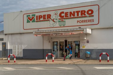 Porreres, İspanya; 31 Ekim 2021: Mallorcan 'ın Porreres kentindeki Hipercentro zincirinin genel görünümü