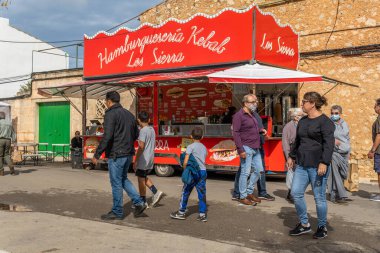 Porreres, İspanya; 31 Ekim 2021: 31 Ekim 'de Majorcan' ın Porreres kentinde düzenlenen yıllık sonbahar festivali. Burguer ve kebap sokak yiyecek tezgahı, etrafta insanlar var. Yeni normal