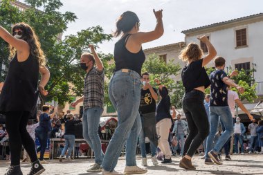 Porreres, İspanya; 31 Ekim 2021: 31 Ekim 'de Majorcan' ın Porreres kentinde düzenlenen yıllık sonbahar festivali. İnsanlar Mallorca 'nın folklorik dansını yapıyor. Sokakta Ball de Bot oynuyor. Yeni normal