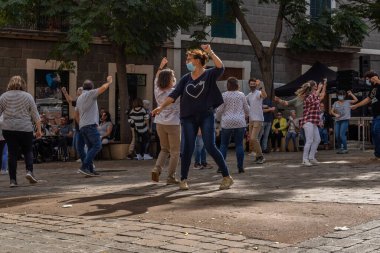 Porreres, İspanya; 31 Ekim 2021: 31 Ekim 'de Majorcan' ın Porreres kentinde düzenlenen yıllık sonbahar festivali. İnsanlar Mallorca 'nın folklorik dansını yapıyor. Sokakta Ball de Bot oynuyor. Yeni normal