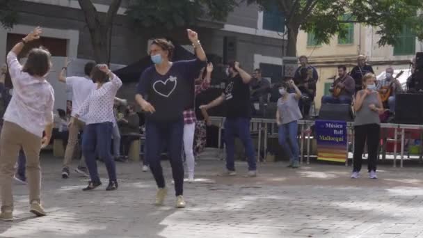 西班牙Porreres 2021年10月31日 10月31日在马约肯市Porreres举行的年度秋季博览会 人们在街上跳着马略卡舞 波德博特舞 新常态 — 图库视频影像