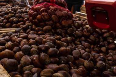 Yerel ürünler satan bir sokak pazarında sergilenen birçok kestanenin yakın çekimi. Porreres, Mallorca Adası, İspanya