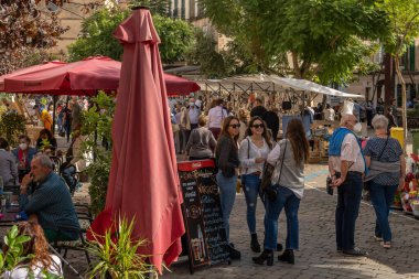 Porreres, İspanya; 31 Ekim 2021: 31 Ekim 'de Majorcan' ın Porreres kentinde düzenlenen yıllık sonbahar festivali. Ana caddedeki turistlerin genel manzarası, kabinler ve insanlarla dolu kafe terasları