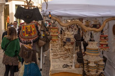 Porreres, İspanya; 31 Ekim 2021: 31 Ekim 'de Majorcan' ın Porreres kentinde düzenlenen yıllık sonbahar festivali. Ana caddede el sanatları tezgahı olan turistlerin genel görüntüsü