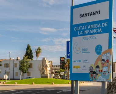 Santanyi, İspanya; 23 Ekim 2021: Mallorcan 'ın Santanyi kasabasına giriş işareti, Katalan çocuk dostu kenti 2018-2022