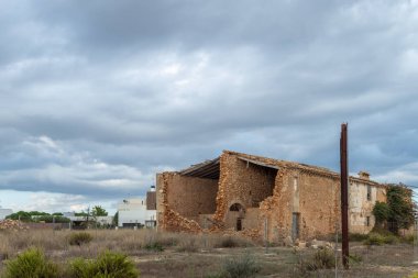 Taştan yapılmış ve terk edilmiş Mallorca adasının tipik kırsal evi. Kırsal dünyanın terk edilişinin görüntüsü