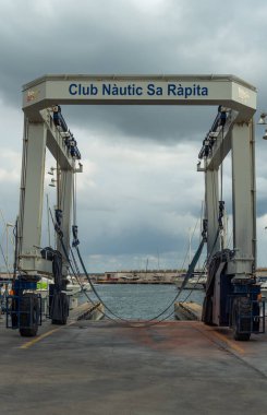 Sa Rapita, İspanya; Ekim 07 2021: Botları çıkarmak için kullanılan metal vinçle marinanın genel görünümü, İspanya 'nın Balearic Adaları' nın başkenti Sa Rapita 'da