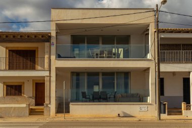 S 'Estanyol, İspanya; Ekim 07 2021: Bulutlu bir günde Mallora' nın S 'Estanyol kasabasındaki modern geometrik bir evin genel görünümü
