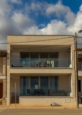 S 'Estanyol, İspanya; Ekim 07 2021: Bulutlu bir günde Mallora' nın S 'Estanyol kasabasındaki modern geometrik bir evin genel görünümü