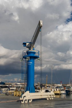 S 'Estanyol, İspanya; Ekim 07 2021: Botu çıkarmak için kullanılan metal vinçle marinanın genel görünümü, İspanya' nın Balear Adaları 'ndaki S' Estanyol kasabasında