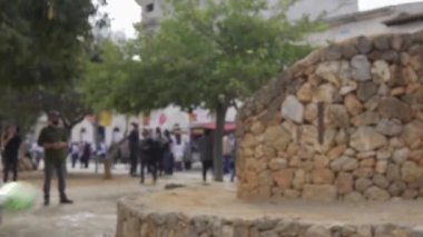 Porreres, İspanya; 31 Ekim 2021: 31 Ekim 'de Majorcan' ın Porreres kentinde düzenlenen yıllık sonbahar festivali. Kafeterya terasının yanındaki eski bir su değirmeninde müşterilerle çalışan at.