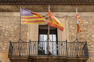 Balear Adaları, İspanya ve Mallorca 'nın bayrakları rüzgarda dalgalanıyordu.