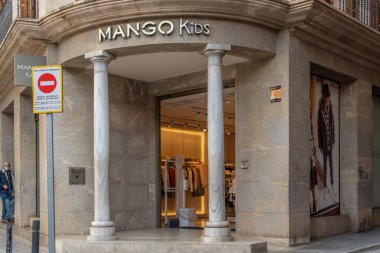 Manacor, İspanya; 26 Kasım 2021: Mallorcan 'ın Manacor kentindeki çok uluslu Mango Kids şirketinin ana cephesi