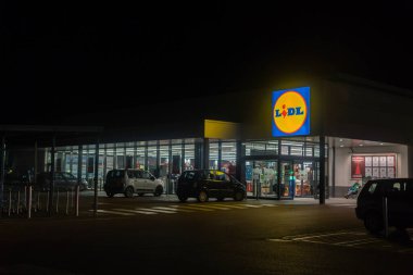 Campos, İspanya; 01 Aralık 2021: Lidl süpermarket zincirinin ana cephesi, geceleyin, Majorcan kasabası Campos 'ta