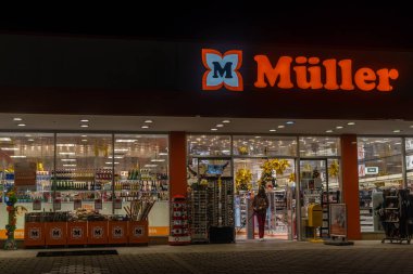 Campos, İspanya; Aralık 01 2021: Müller eczane zincirinin ana cephesi, geceleyin, Majorcan kasabası Campos 'ta