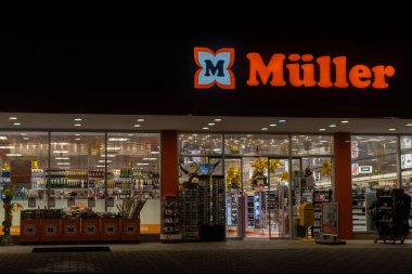 Campos, İspanya; Aralık 01 2021: Müller eczane zincirinin ana cephesi, geceleyin, Majorcan kasabası Campos 'ta