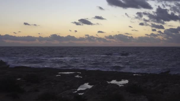 Matahari Terbenam Pada Hari Musim Gugur Berangin Pantai Berbatu Pulau — Stok Video