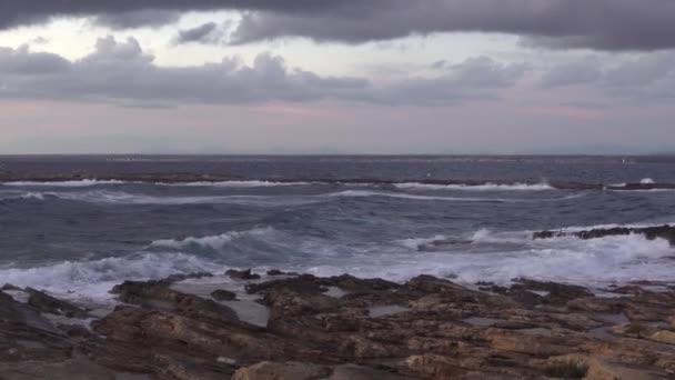 Pôr Sol Dia Ventoso Outono Costa Rochosa Ilha Maiorca Com — Vídeo de Stock